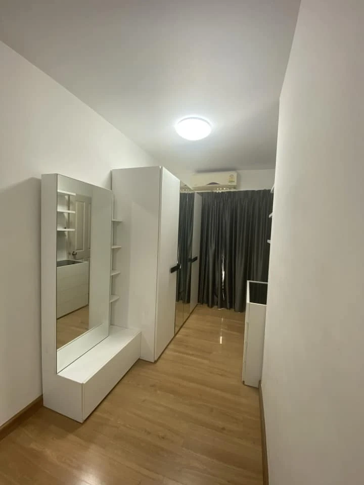 For rent: Supalai Park Kaset, 8th floor, swimming pool view, very spacious room, definitely not cramped. Hurry and book now!
