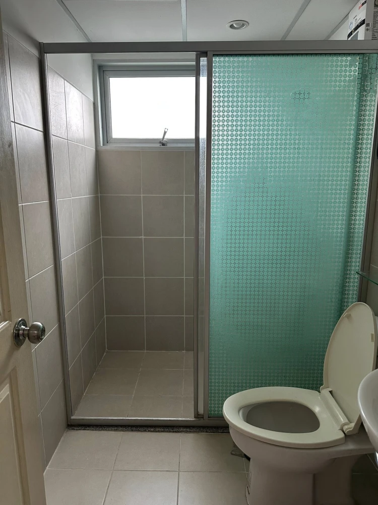 For rent: Supalai Park Tiwanon, spacious room with ample usable space, excellent value for money. You don't want to miss this!