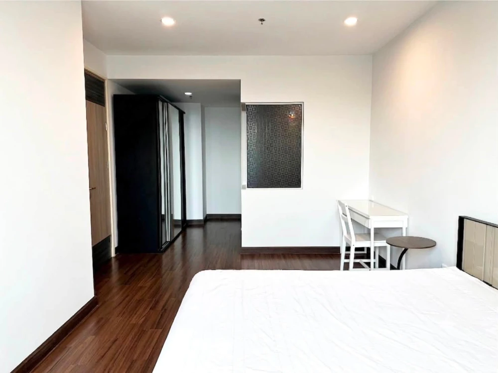 For rent: Supalai Premier Ratchathewi, very high floor unit with maximum space, fully furnished and equipped with appliances. Book now!