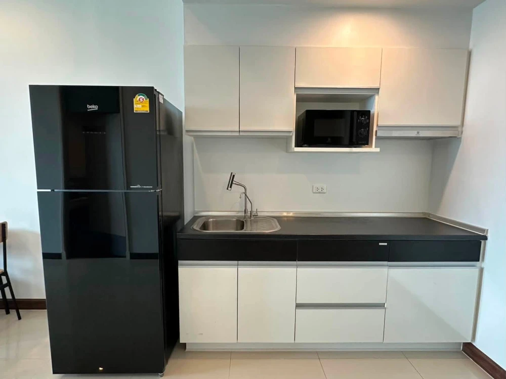 For rent: Supalai Premier Ratchathewi, very high floor unit with maximum space, fully furnished and equipped with appliances. Book now!