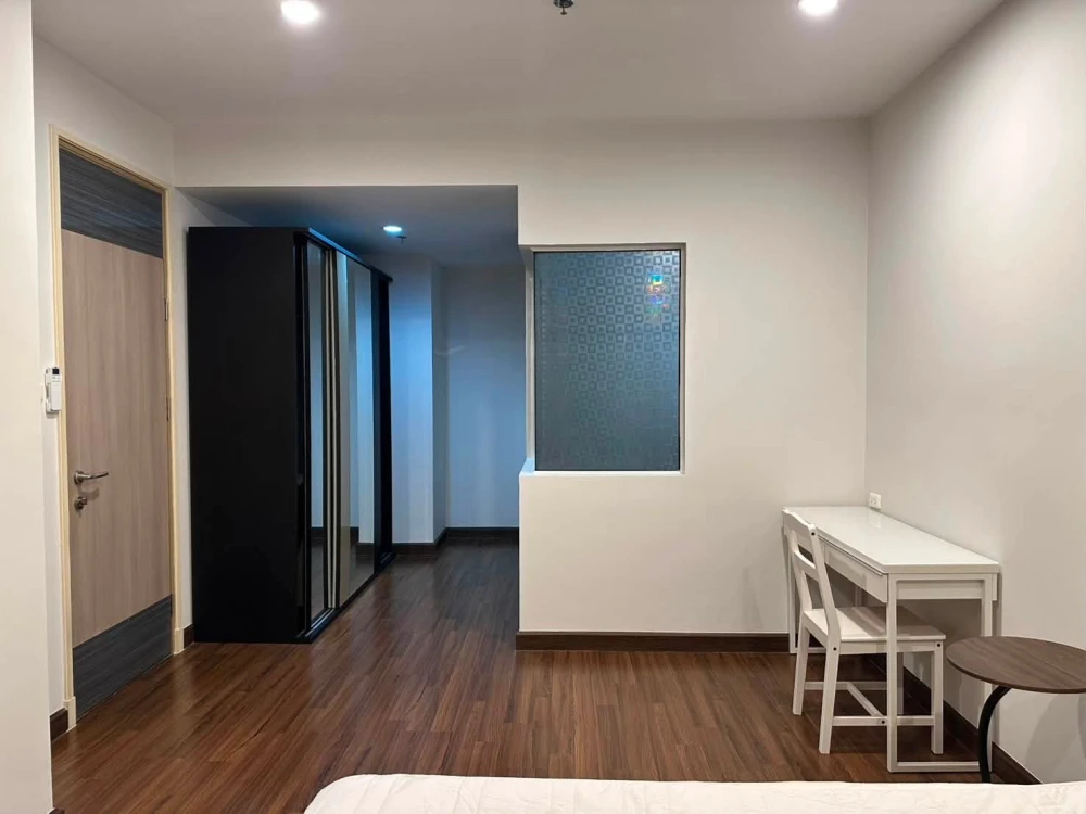 For rent: Supalai Premier Ratchathewi, very high floor unit with maximum space, fully furnished and equipped with appliances. Book now!