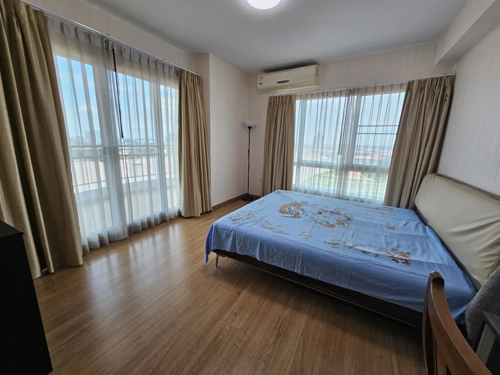 For rent: Supalai River Resort, very spacious unit with 3 bedrooms and 4 bathrooms, stunning Chao Phraya River view. Don't miss out!