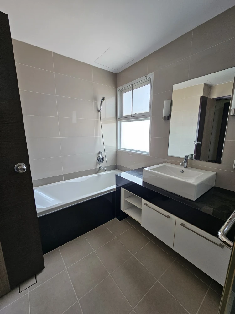 For rent: Supalai River Resort, very spacious unit with 3 bedrooms and 4 bathrooms, stunning Chao Phraya River view. Don't miss out!