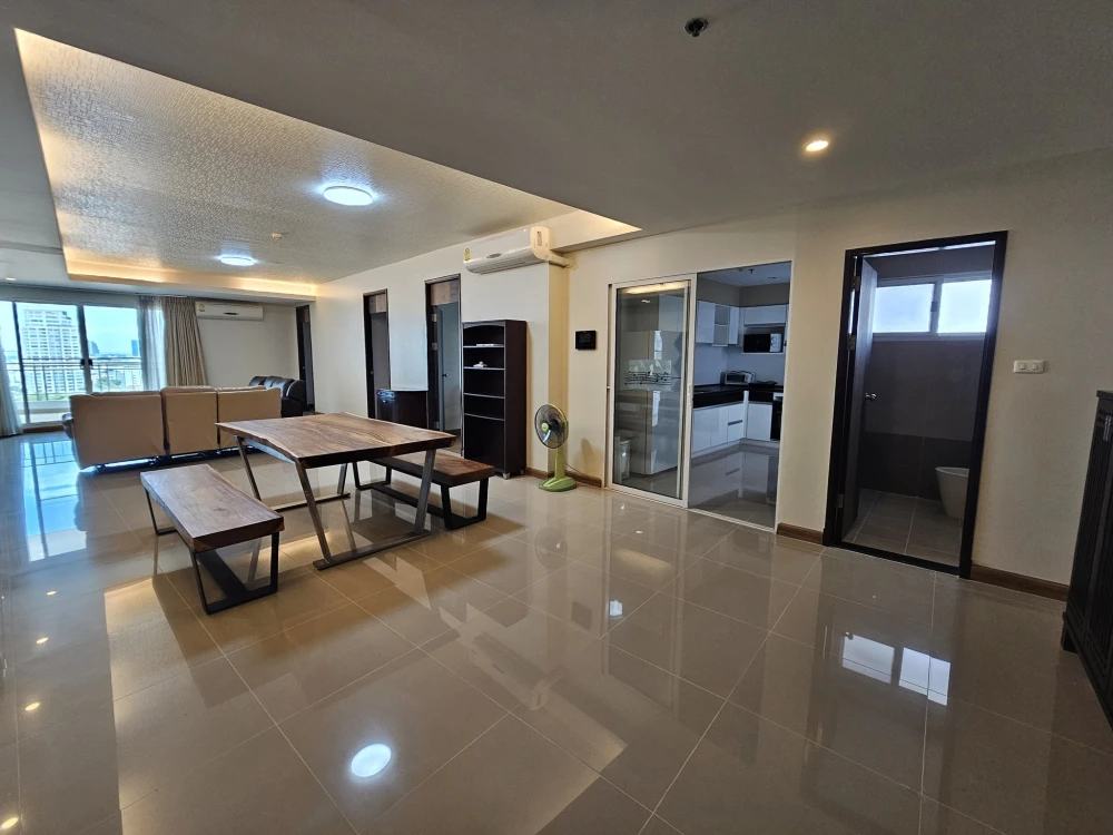 For rent: Supalai River Resort, very spacious unit with 3 bedrooms and 4 bathrooms, stunning Chao Phraya River view. Don't miss out!