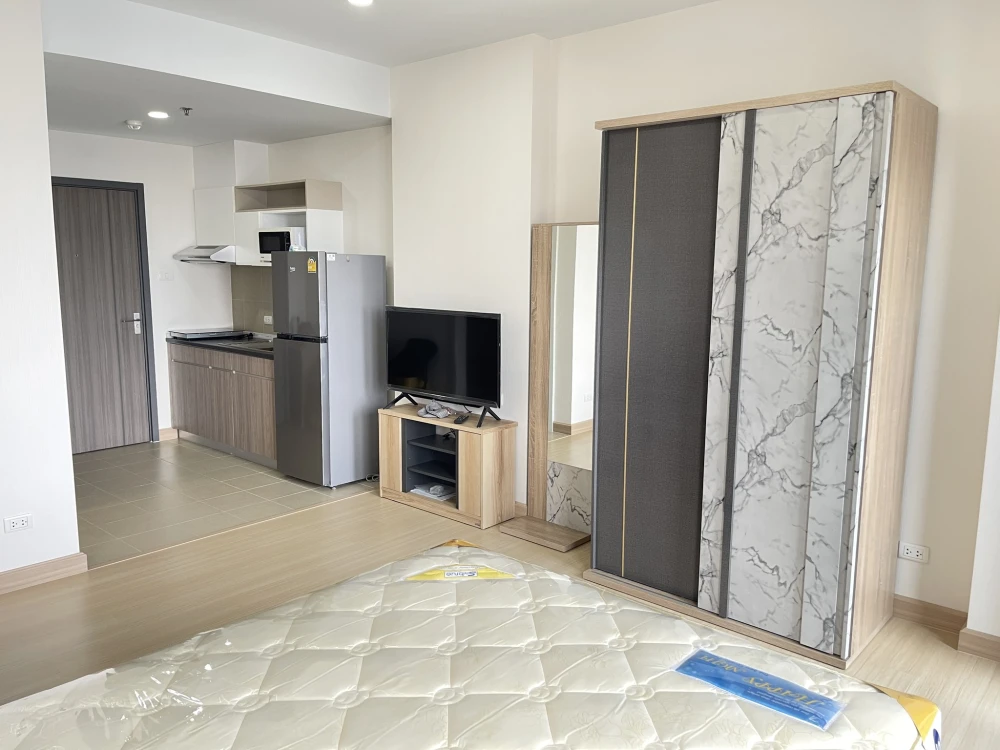 For rent: Supalai Loft Prachathipok-Wongwian Yai. Ready to move in, fully furnished, high floor. Book now!