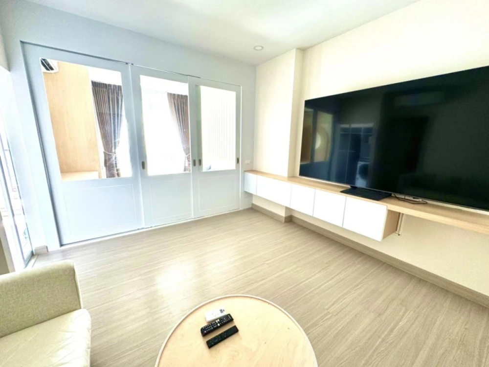 For rent Supalai Loft Sathorn-Ratchapruek, bedroom with built-in furniture, complete with quality electrical appliances. Don't miss it.