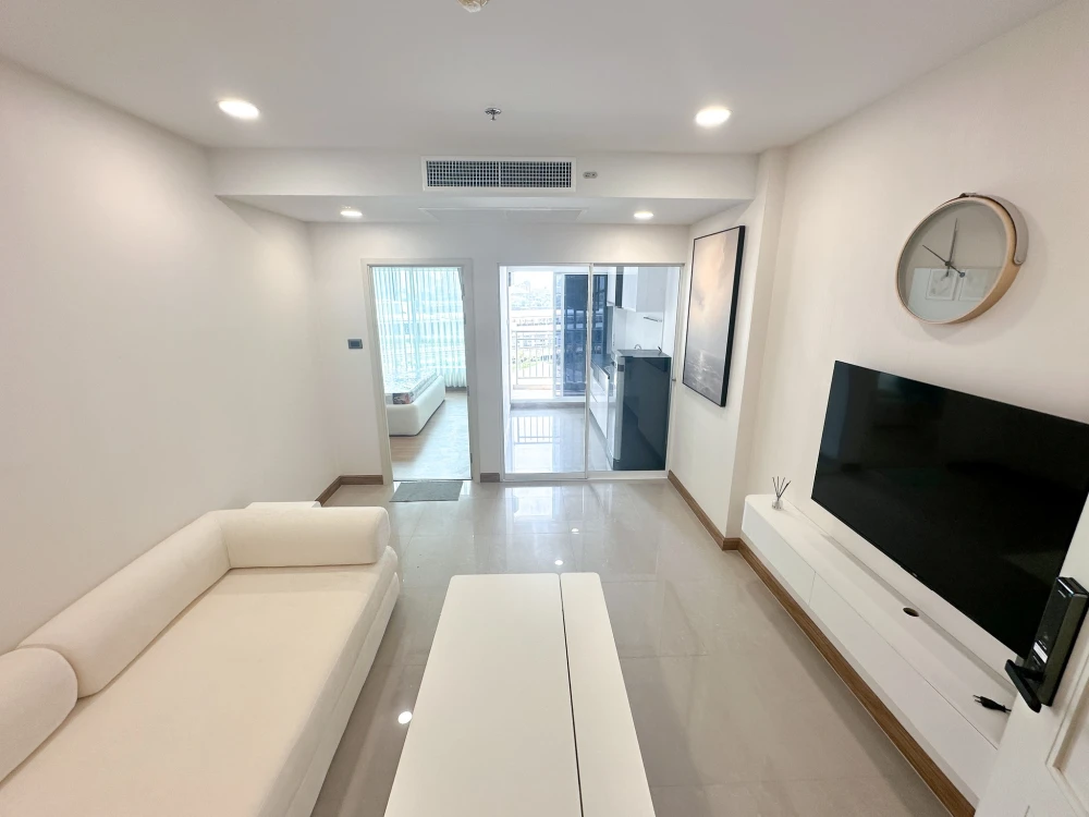 For rent: Supalai Wellington 2, Building 2, 7th floor. Simply decorated in bright, comfortable tones; a very pleasant place to live.