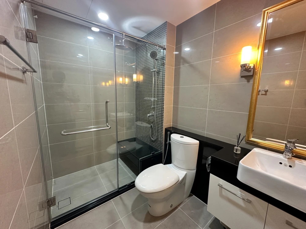 For rent: Supalai Wellington 2, Building 2, 7th floor. Simply decorated in bright, comfortable tones; a very pleasant place to live.