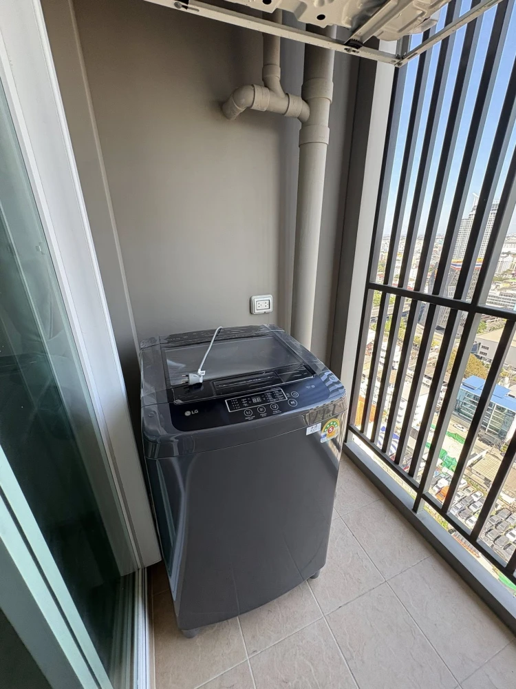 For rent: Supalai Veranda Ramkhamhaeng. Very high floor unit with excellent ventilation. Fully furnished. Don't miss out!