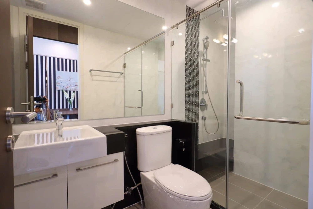 For rent Supalai Elite Surawong, spacious room, lots of usable space, decorated in a controlled tone, built-in walls, very cool, hurry and book now!