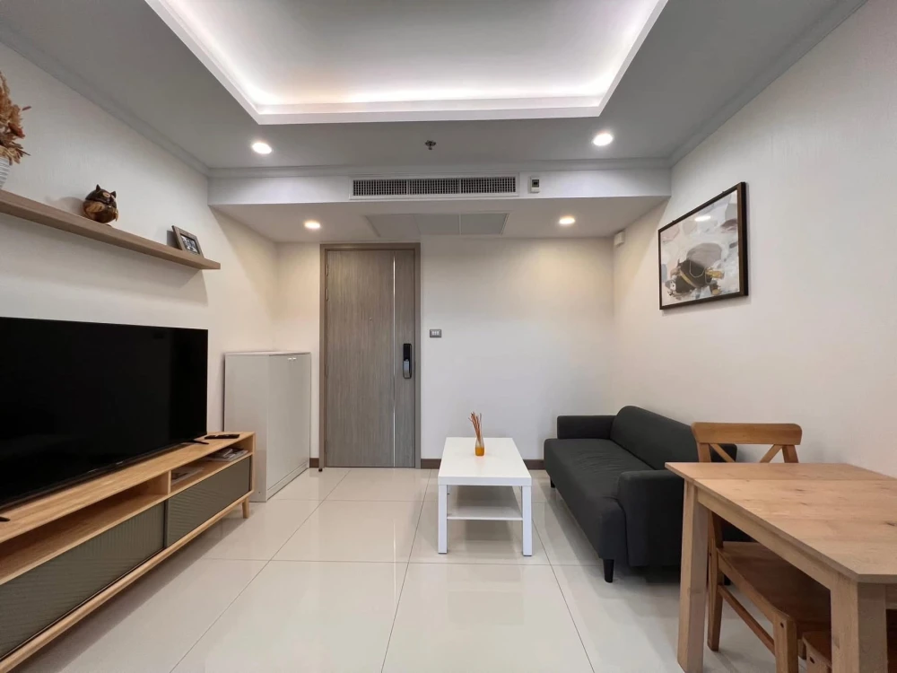 For rent: Supalai Oriental Sukhumvit 39, ready to move in, fully furnished, spacious and comfortable room, reserve now.