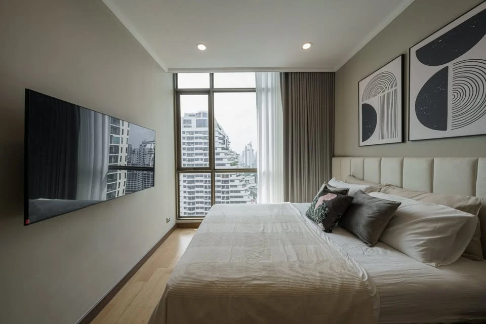 For rent Supalai Oriental Sukhumvit 39, high ceiling room, corner unit, open view! Best location, hurry!