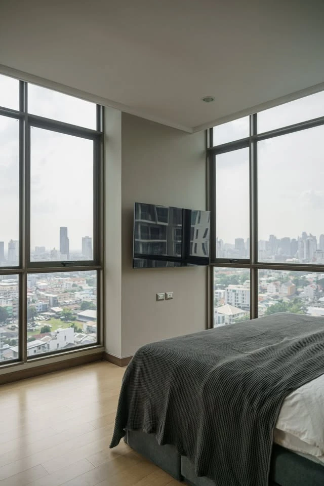 For rent Supalai Oriental Sukhumvit 39, high ceiling room, corner unit, open view! Best location, hurry!