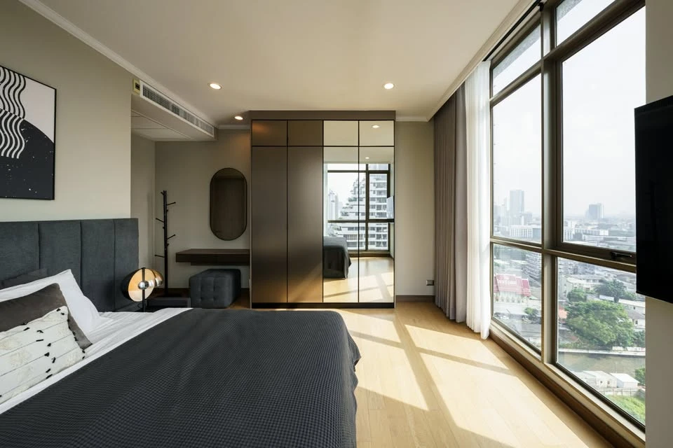 For rent Supalai Oriental Sukhumvit 39, high ceiling room, corner unit, open view! Best location, hurry!
