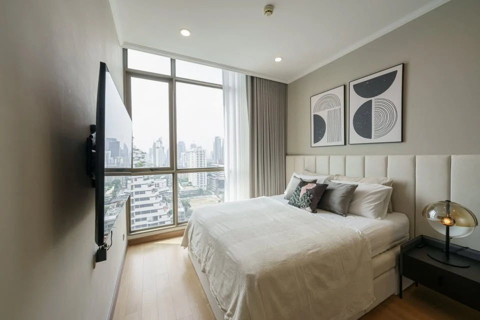 For rent Supalai Oriental Sukhumvit 39, high ceiling room, corner unit, open view! Best location, hurry!