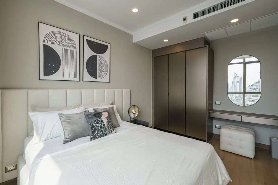 For rent Supalai Oriental Sukhumvit 39, high ceiling room, corner unit, open view! Best location, hurry!