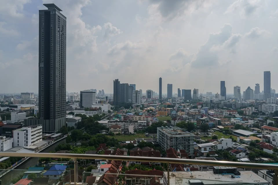 For rent Supalai Oriental Sukhumvit 39, high ceiling room, corner unit, open view! Best location, hurry!