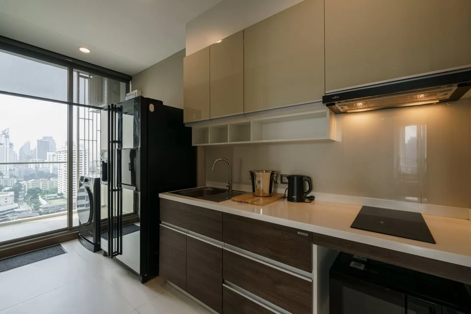 For rent Supalai Oriental Sukhumvit 39, high ceiling room, corner unit, open view! Best location, hurry!