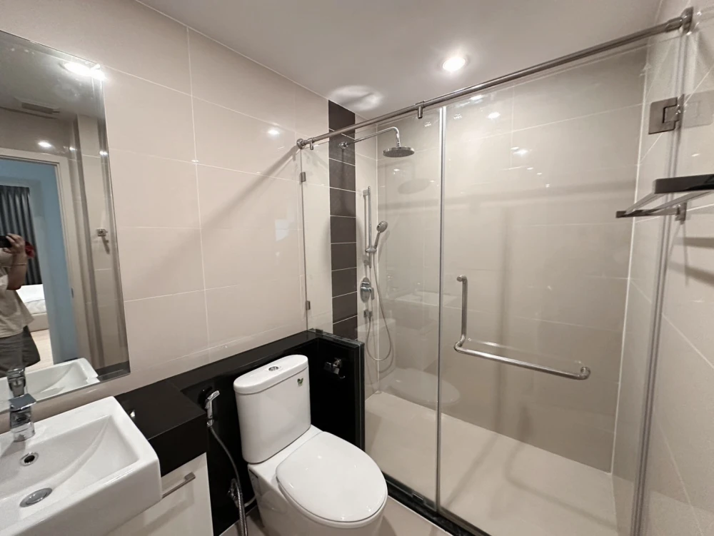 For rent: Supalai Lite Ratchada-Narathiwat-Sathorn, high floor unit, good ventilation, fully furnished. Book now before it's too late!