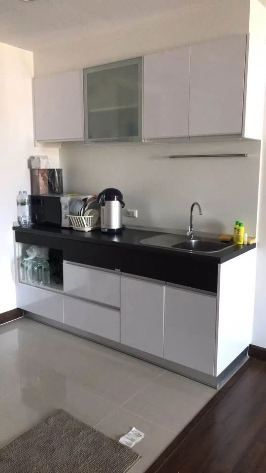 For rent: Supalai Lite Sathorn-Charoenrat, 8th floor. Very spacious room, lower than average price. Just bring your belongings and move in!