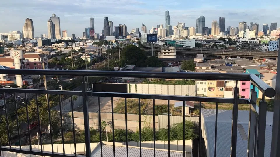 For rent: Supalai Lite Sathorn-Charoenrat, 8th floor. Very spacious room, lower than average price. Just bring your belongings and move in!