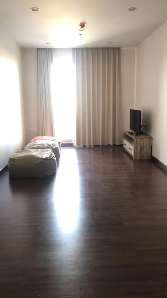 For rent: Supalai Lite Sathorn-Charoenrat, 8th floor. Very spacious room, lower than average price. Just bring your belongings and move in!