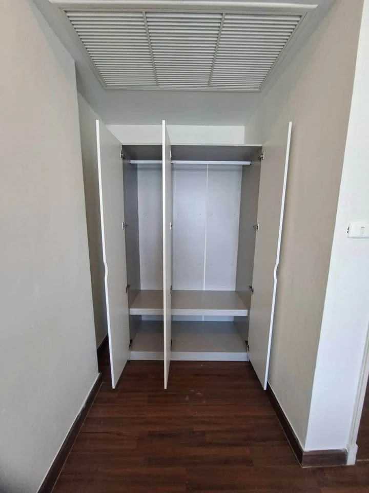 For rent: Supalai Lite Sathorn-Charoenrat, 8th floor. Very spacious room, lower than average price. Just bring your belongings and move in!