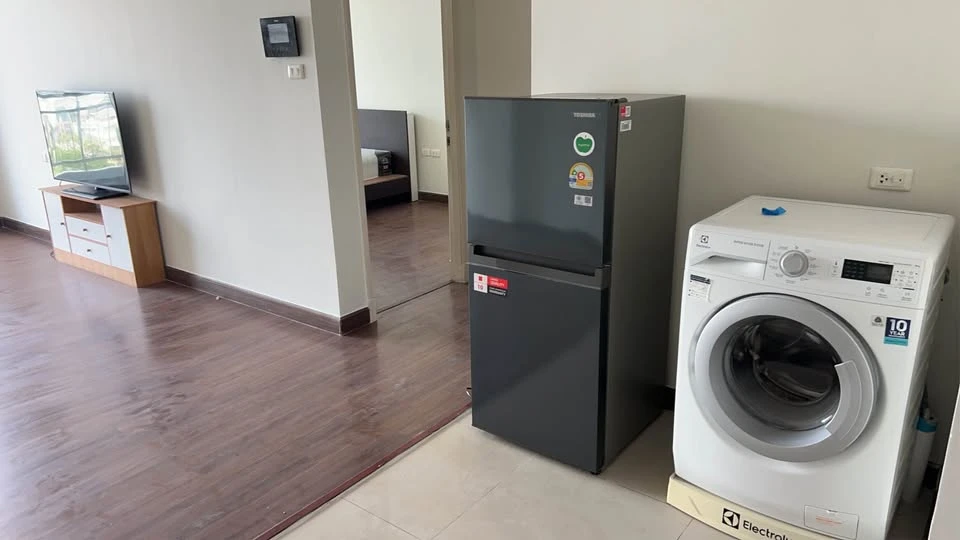 For rent: Supalai Lite Sathorn-Charoenrat, 8th floor. Very spacious room, lower than average price. Just bring your belongings and move in!