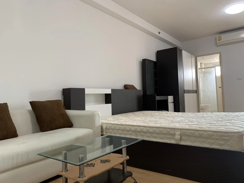 For rent Supalai Park Ekkamai-Thonglor, Studio room, 19th floor, comfortable, not cramped, in the heart of the city, don't miss it.