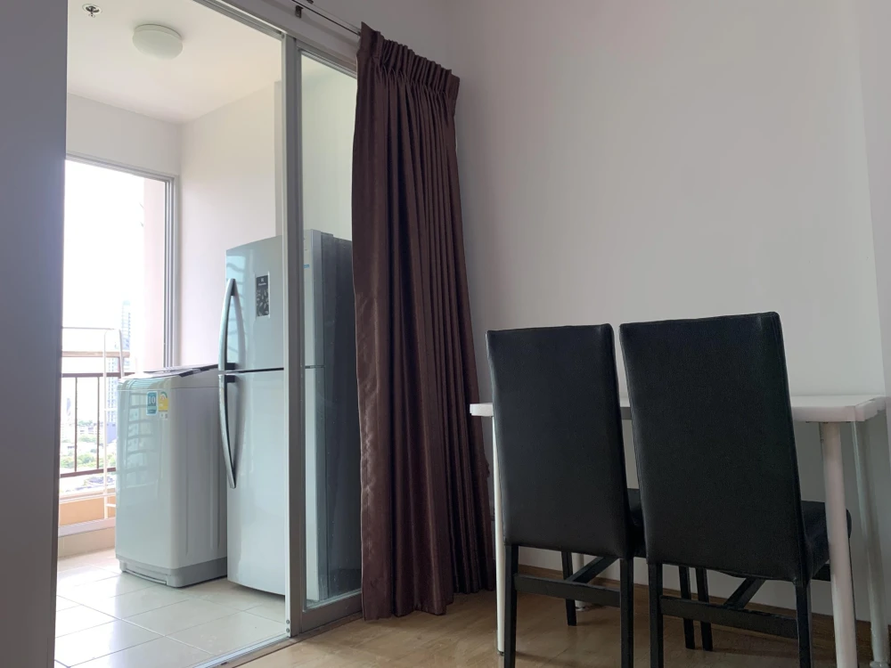 For rent Supalai Park Ekkamai-Thonglor, Studio room, 19th floor, comfortable, not cramped, in the heart of the city, don't miss it.
