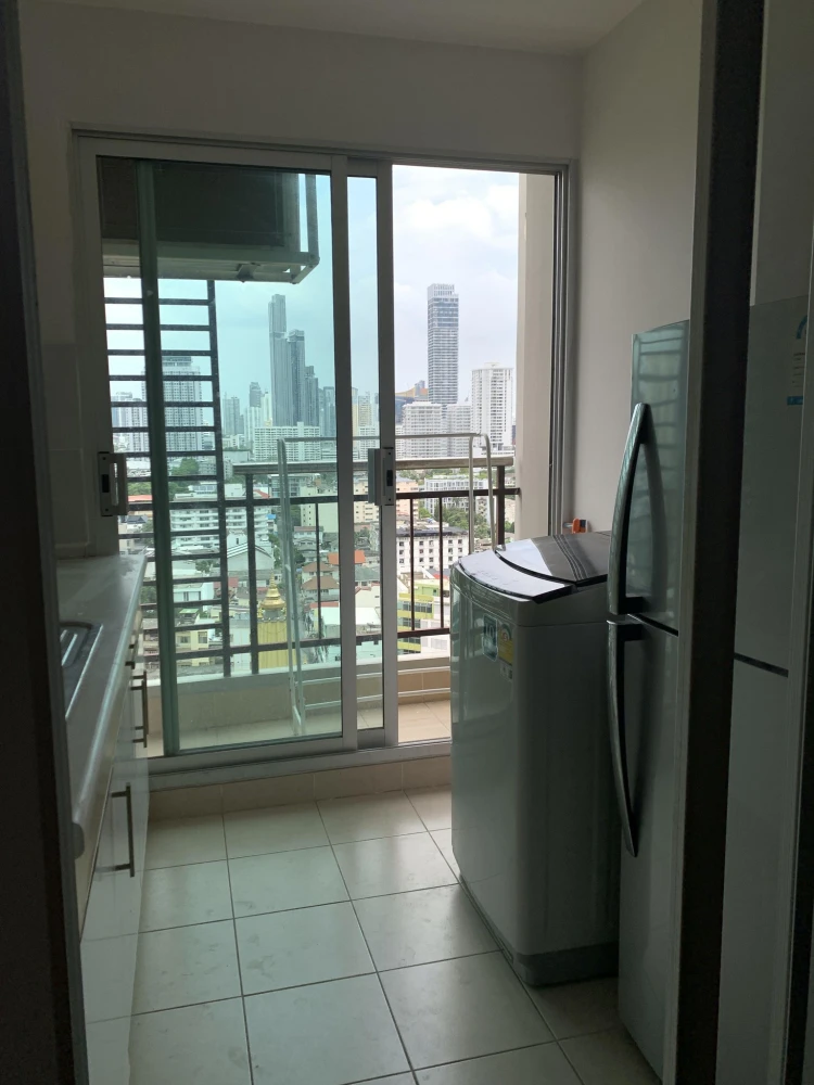For rent Supalai Park Ekkamai-Thonglor, Studio room, 19th floor, comfortable, not cramped, in the heart of the city, don't miss it.