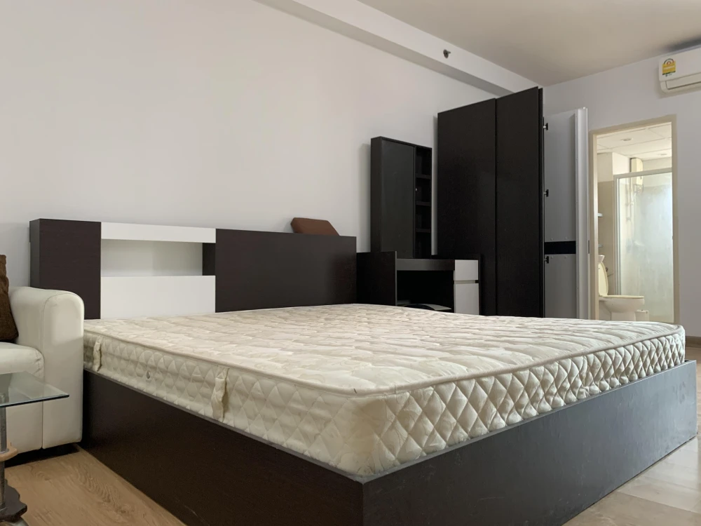 For rent Supalai Park Ekkamai-Thonglor, Studio room, 19th floor, comfortable, not cramped, in the heart of the city, don't miss it.