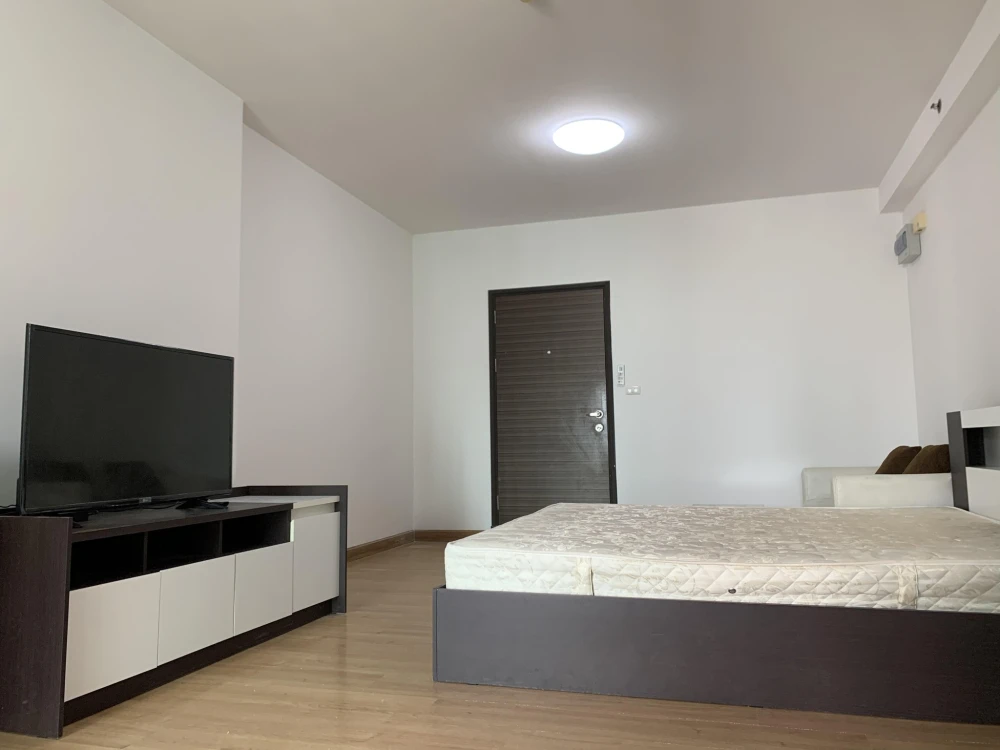 For rent Supalai Park Ekkamai-Thonglor, Studio room, 19th floor, comfortable, not cramped, in the heart of the city, don't miss it.