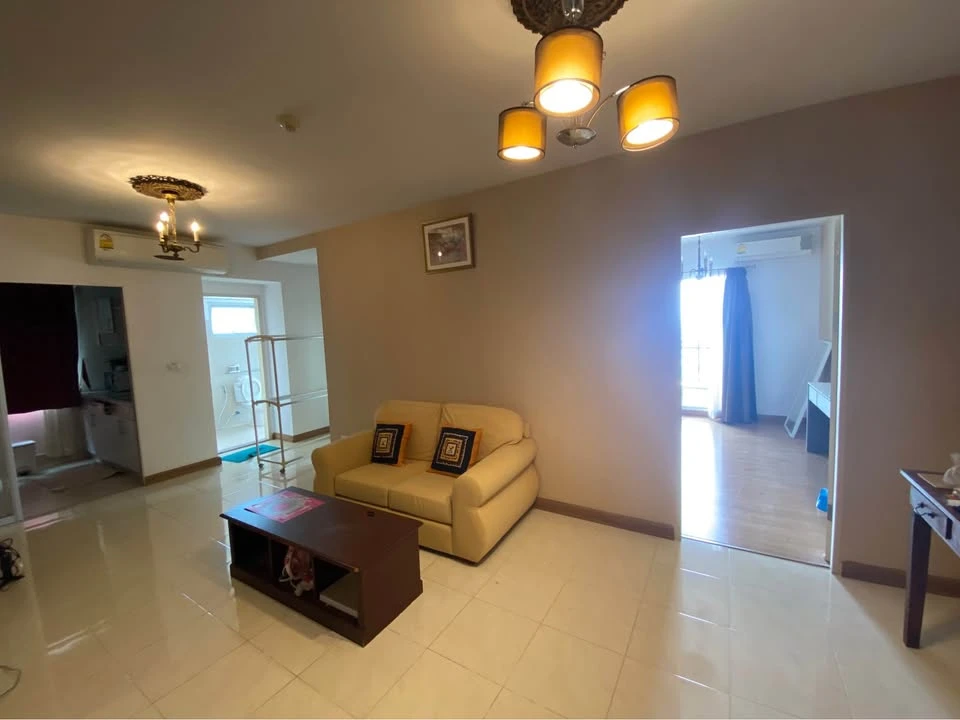 For rent: Supalai Park Ekkamai-Thonglor. The room is on a very high floor with a beautiful city view. The bedroom has excellent built-in furniture. Re