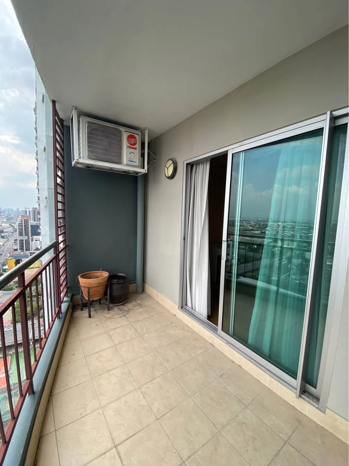 For rent: Supalai Park Ekkamai-Thonglor. The room is on a very high floor with a beautiful city view. The bedroom has excellent built-in furniture. Re