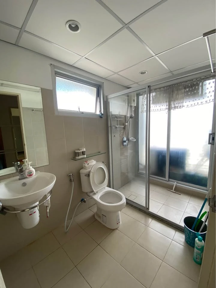 For rent: Supalai Park Ekkamai-Thonglor. The room is on a very high floor with a beautiful city view. The bedroom has excellent built-in furniture. Re