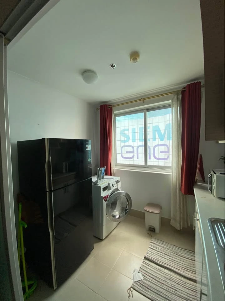 For rent: Supalai Park Ekkamai-Thonglor. The room is on a very high floor with a beautiful city view. The bedroom has excellent built-in furniture. Re