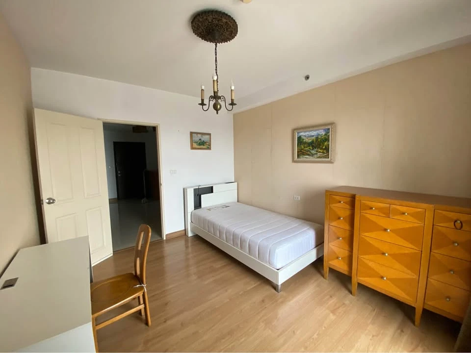 For rent: Supalai Park Ekkamai-Thonglor. The room is on a very high floor with a beautiful city view. The bedroom has excellent built-in furniture. Re