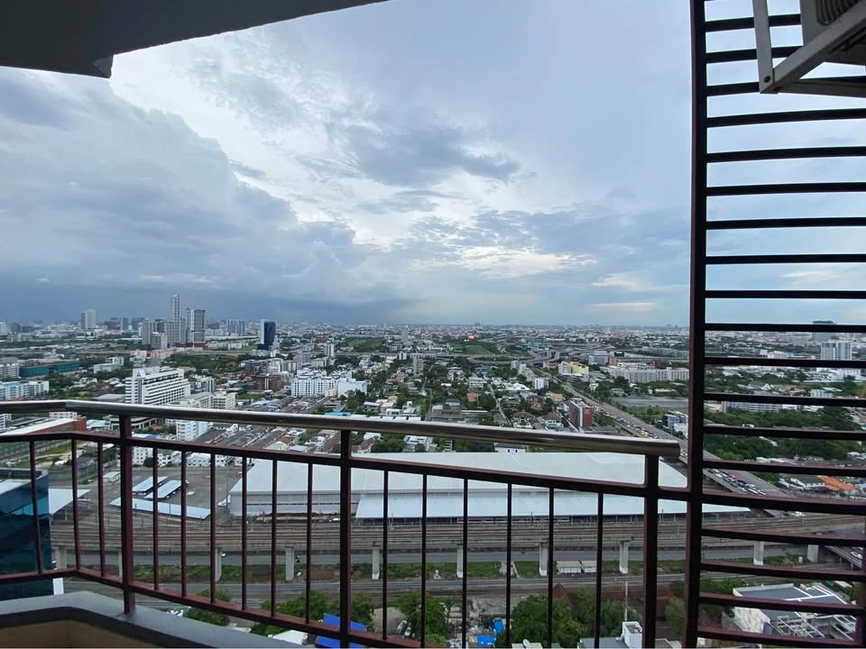For rent: Supalai Park Ekkamai-Thonglor. The room is on a very high floor with a beautiful city view. The bedroom has excellent built-in furniture. Re