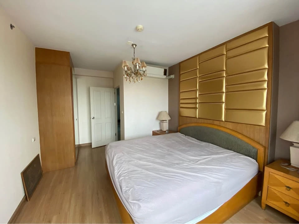 For rent: Supalai Park Ekkamai-Thonglor. The room is on a very high floor with a beautiful city view. The bedroom has excellent built-in furniture. Re