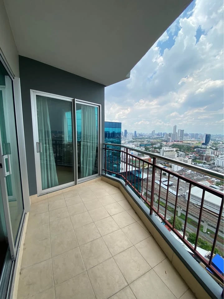 For rent: Supalai Park Ekkamai-Thonglor. The room is on a very high floor with a beautiful city view. The bedroom has excellent built-in furniture. Re