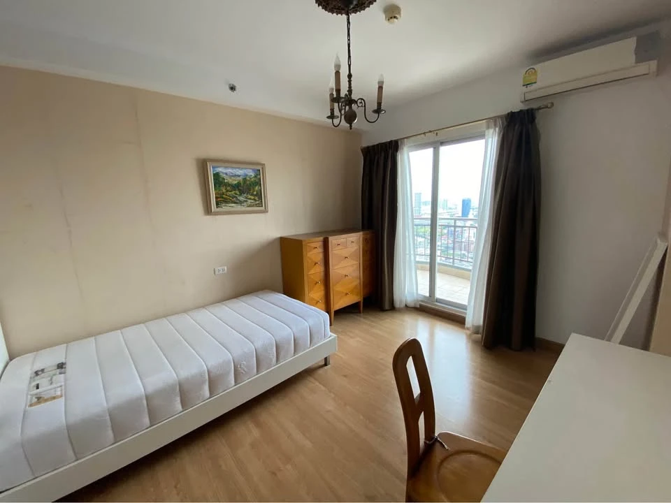 For rent: Supalai Park Ekkamai-Thonglor. The room is on a very high floor with a beautiful city view. The bedroom has excellent built-in furniture. Re