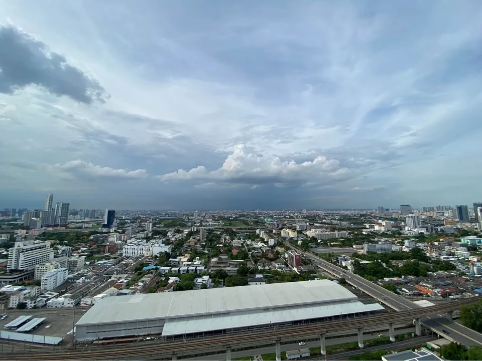 For rent: Supalai Park Ekkamai-Thonglor. The room is on a very high floor with a beautiful city view. The bedroom has excellent built-in furniture. Re