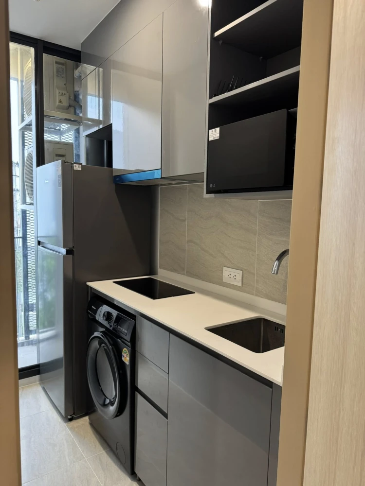 For rent: Skyrise Avenue Sukhumvit 64, 28 sq.m., 3rd floor, Building D. Fully furnished with all appliances; just bring your belongings and move in.