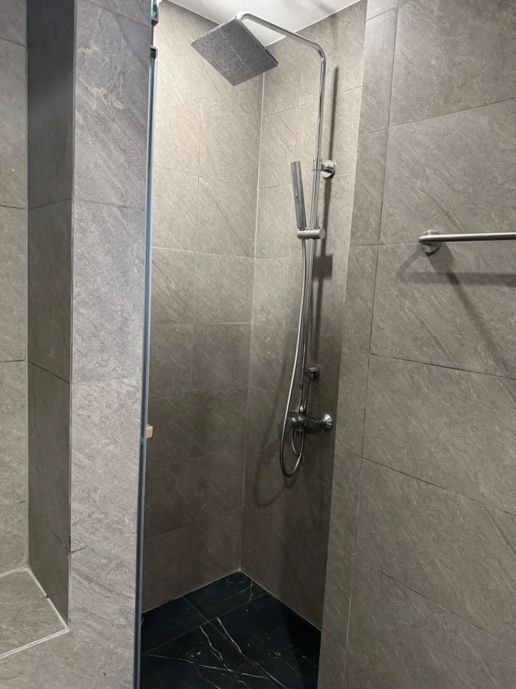 For rent: Skyrise Avenue Sukhumvit 64, 28 sq.m., 3rd floor, Building D. Fully furnished with all appliances; just bring your belongings and move in.