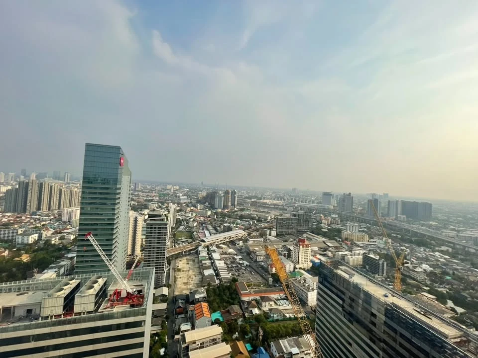 ให้เช่า สกายไรส์ อเวนิว สุขุมวิท 64 ชั้นสูง ห้องกั้นกระจกเป็้นสัดส่วน เพดานสูง โล่ง สบาย ห้ามพลาด