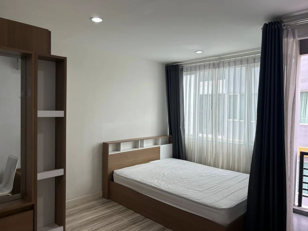 For rent: Sammakorn S9 Condominium, studio room, 3rd floor, fully furnished and electric appliances, ready to move in.