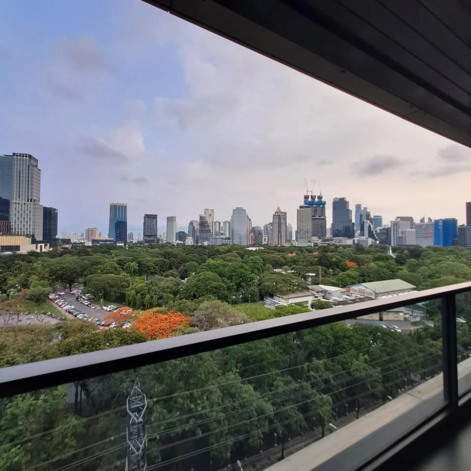 For rent, Sindhorn Tonson, Lumpini Park view, very good feeling, no blocked view, high ceiling, airy, spacious room, must book now.