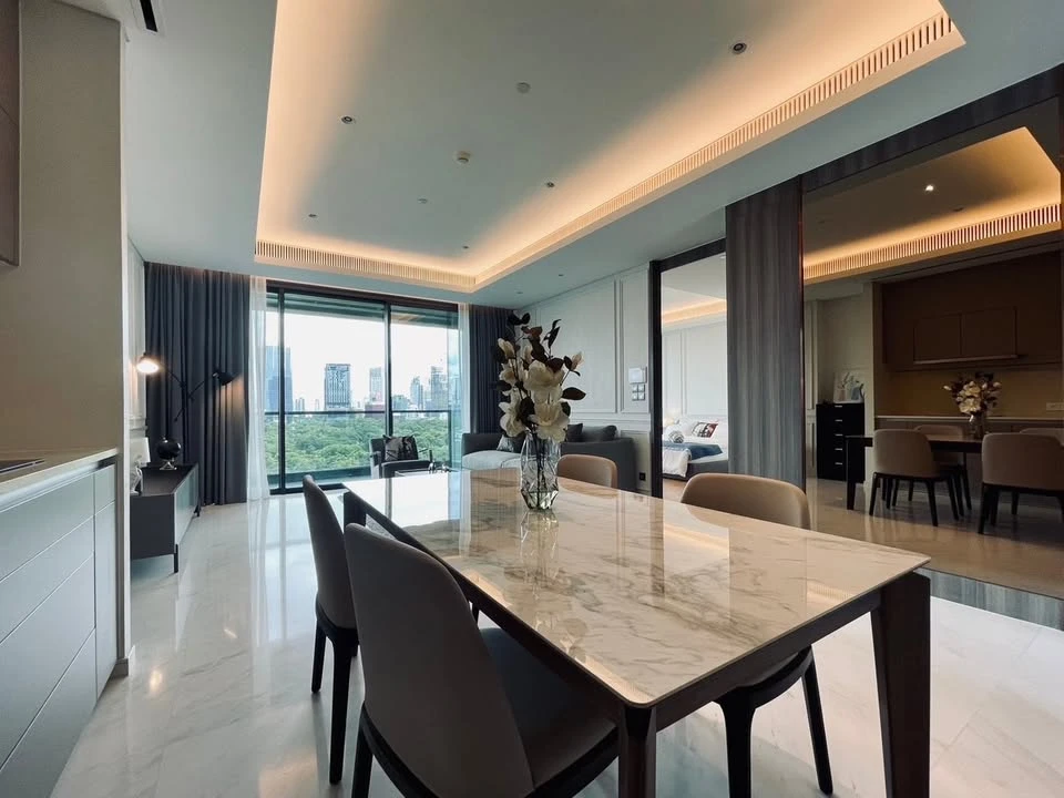 For rent, Sindhorn Tonson, Lumpini Park view, very good feeling, no blocked view, high ceiling, airy, spacious room, must book now.