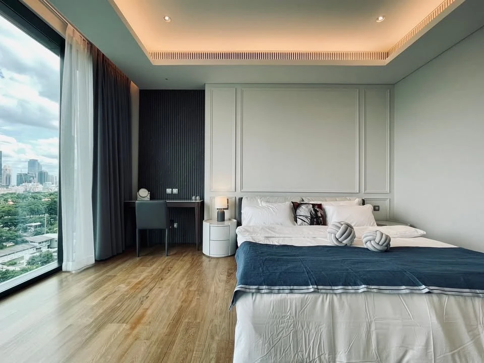 For rent, Sindhorn Tonson, Lumpini Park view, very good feeling, no blocked view, high ceiling, airy, spacious room, must book now.